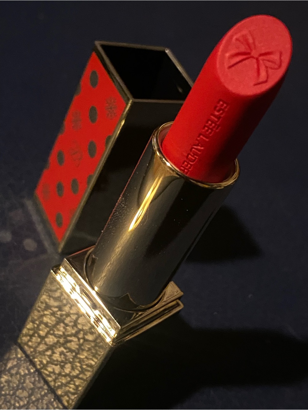 💄ESTEE LAUDER-Bold Red Ribbon Lipstick - Vibrant Red✨